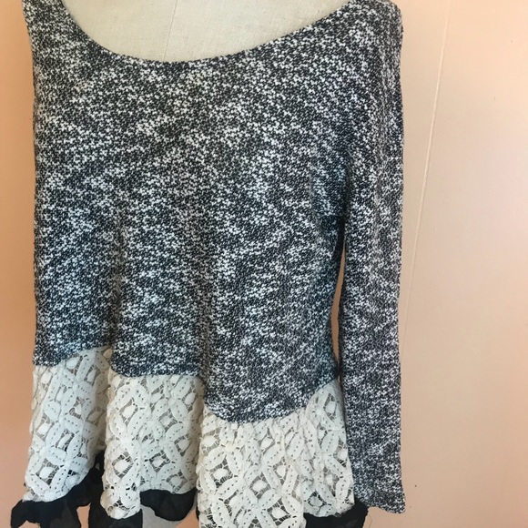 Boutique bought light sweater with ruffles & lace - Picture 3 of 7